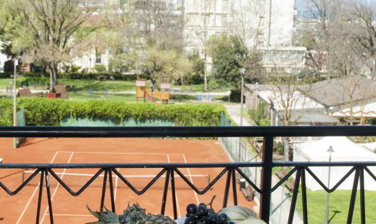Frutta su tavolo con vista su campo da tennis.